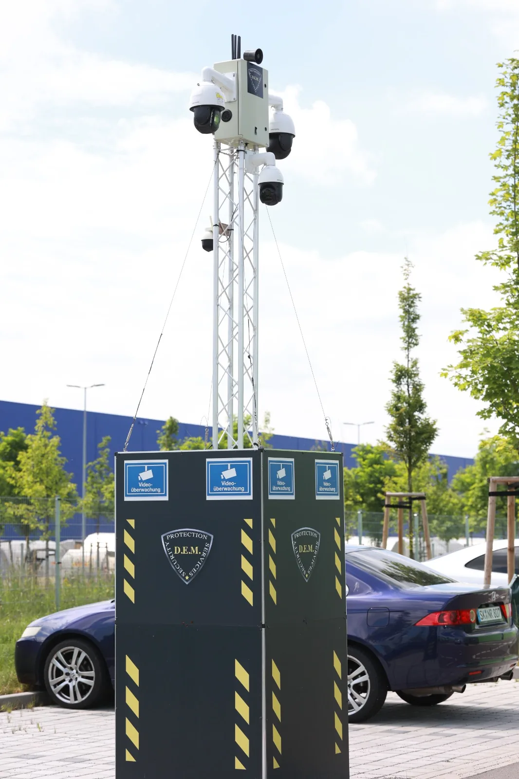 Mobile Videoüberwachung in Leipzig — autarker Kameraturm auf einem Gelände