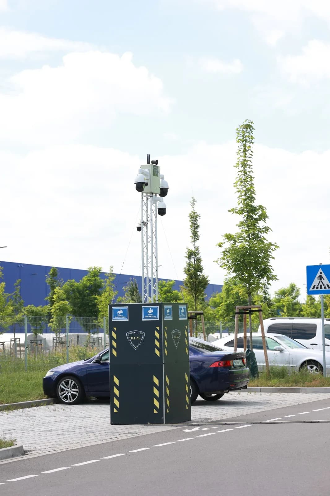 Mobile Überwachungsanlage in Leipzig — Kameraturm auf einer Baustelle